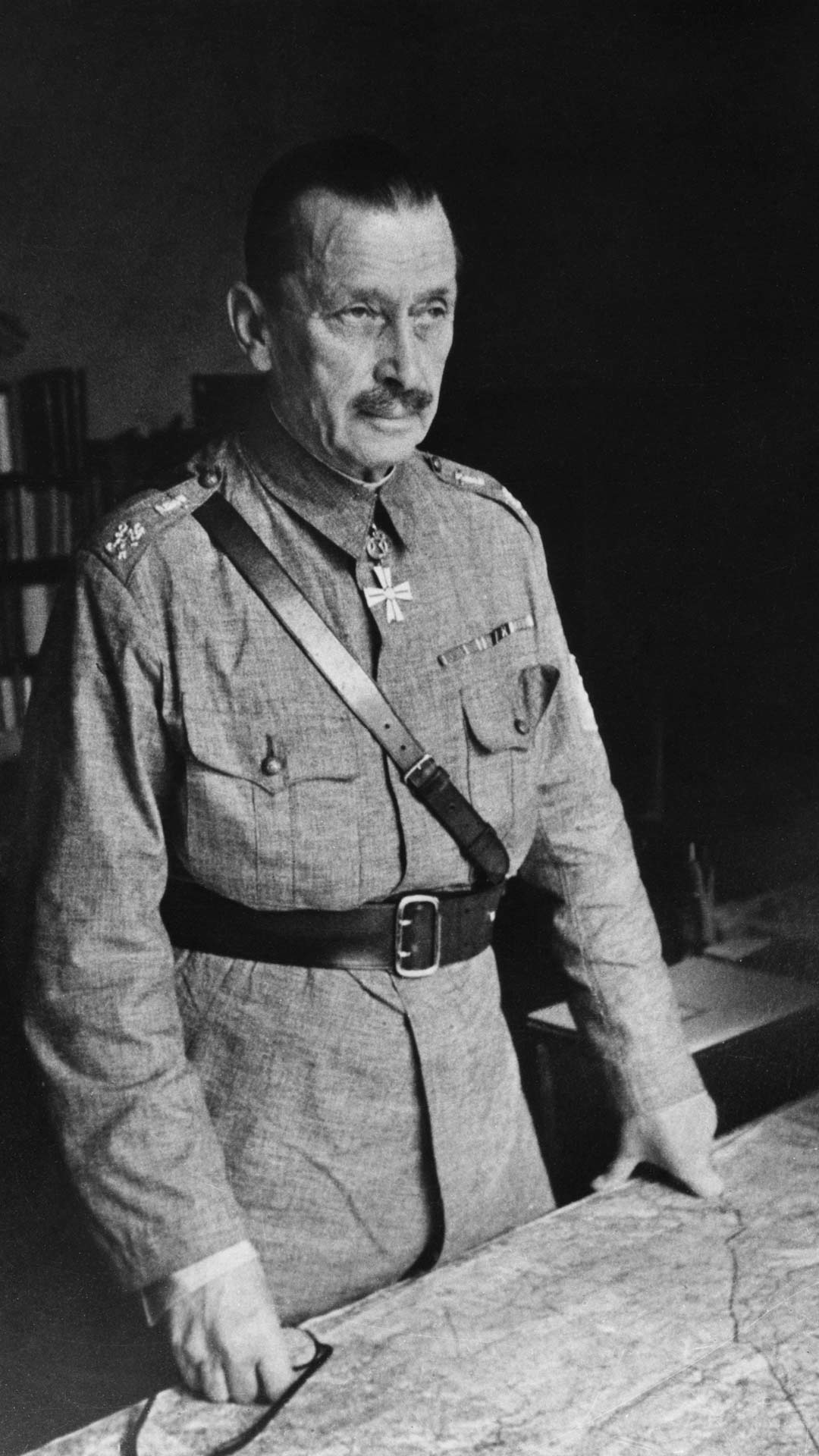 Pan Mannerheim pred stolom